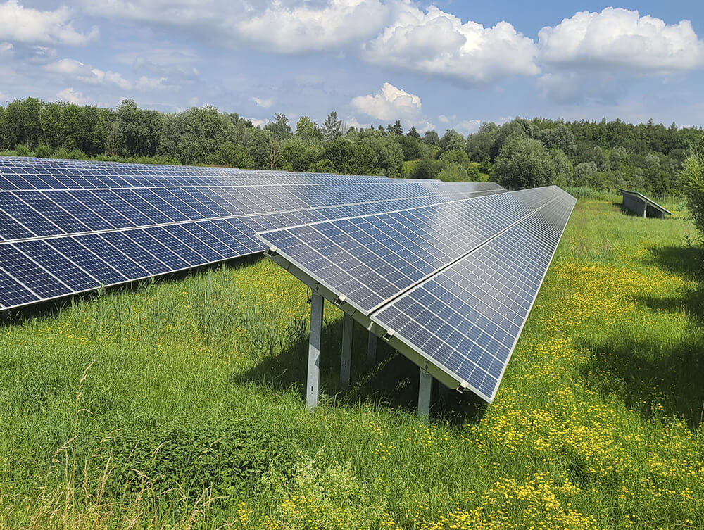 Gabriele Schulz – erneuerbare Energien PV-Freiflächenanlage auf artenreicher Wiese, in die Landschaft eingebunden